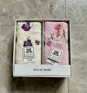 新品タグ付〈HANAE MORI モリハナエ〉シルク混タオルハンカチ　花柄刺繍入　２枚セット