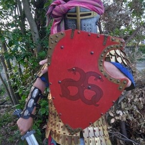 中世ヨーロッパ　蛇　赤シールド　盾　　コスプレ　ラープ　LARP