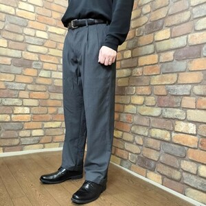 BP2-936【VAN HEUSEN バンヒューゼン】USA直輸入2タック スラックスパンツ【W34×L29 メンズ L】【モデル175cm】濃グレー USA古着 ゴルフ