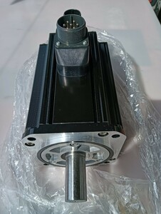 D-11 サーボモーター 未使用 SERVOMOTOR 富士電機 GYS302D5-RB2-B