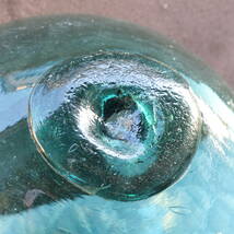 古いガラス玉 特大 直径約41cm 浮き玉 ガラス球 浮き球 ビン玉 気泡入り 昭和レトロ 浮玉 硝子 ヘソ 漁具 インテリア_画像5