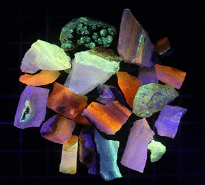 鉱物標本、蛋白石、蛍光オパール北海道産　SS　21グラム（E8)
