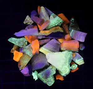 鉱物標本、蛋白石、蛍光オパール北海道産　SS　21グラム（E4)