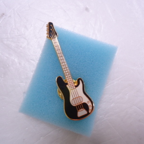 【KCM】amb-809★ケース割れ未使用★Fender フェンダー ベース ギター ミニピン ブラック ピンバッジ 約1.5×5cmの画像2
