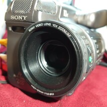 517【Hi8/Video8/録画再生/外部出力OK】SONY 8mmビデオカメラ CCD-TR2000 ソニー ハンディカム 本体 バッテリー 充電器 ダビング 等に_画像2