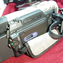 544【MiniDVテープ/録画再生/外部出力OK】SONY デジタルビデオカメラ DCR-TRV10 ソニー ハンディーカム本体 M型バッテリー 充電器ケーブル_画像6