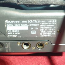 544【MiniDVテープ/録画再生/外部出力OK】SONY デジタルビデオカメラ DCR-TRV10 ソニー ハンディーカム本体 M型バッテリー 充電器ケーブル_画像7