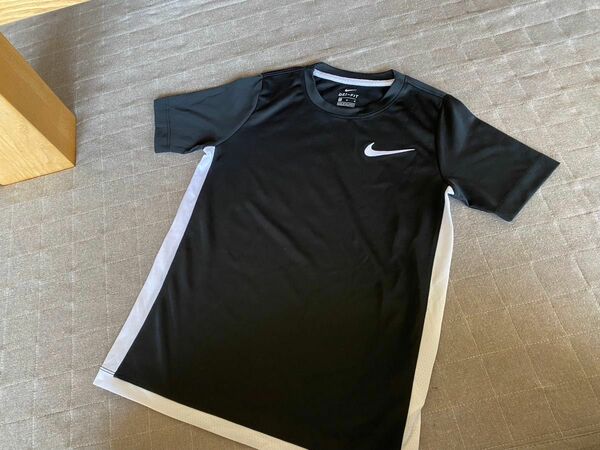 試着のみ　ナイキ　ドライフィット半袖Tシャツ黒M 速乾　レディース　NIKE ブラック　トレーニングウエア