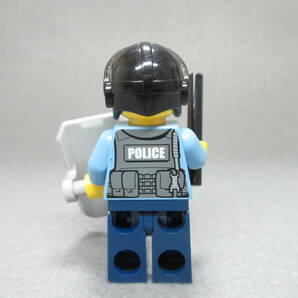 LEGO★8 正規品 街の人 警察官 機動隊 ミニフィグ 同梱可能 レゴ シティ タウン 働く人 男 女 子供 会社員 ポリス police 警官 警察署の画像2