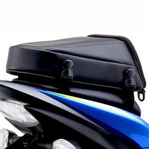 【ミニマルデザインのシートバッグ】 バイク用 4L 合皮 ブラック イージーリングベルト 簡単装着 スポーティー