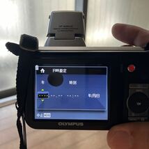 OLYMPUS SP-600UZ コンパクトデジタルカメラ シルバー 稼働品 液晶難あり 専用ケース付 ストラップ オリンパス _画像3