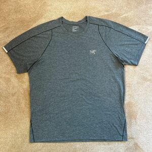 アークテリクスの反射材付きTシャツ　メンズMサイズ　グレー　速乾　防臭殺菌Tシャツ　ワンポイントロゴ 