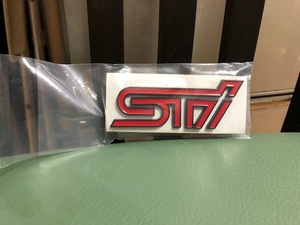 ☆STi メタルエンブレム フロン用 赤黒色 送料無料 ｙ93