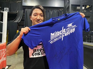  large Japan Professional Wrestling [ Ishikawa ..] player have on Taiwan convention T-shirt 