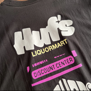 送料無料。完売品。HUF LIQUORMART TEE ハフ Tシャツ Lサイズ　ブラック　新品、未使用、タグ付き。