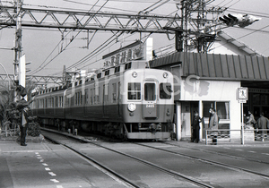 〓 京阪 四条を発車する２４００系 急行　F630024650031 〓