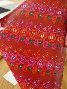 在庫わずか！ スイス製 ヴィンテージ 貼り付けるビニール 45㎝×190㎝ (赤地にピンクと朱色の花柄プリント)