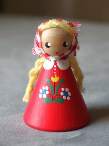 北欧雑貨 ノルウェー ヴィンテージ Nina/ニナ 木製人形 ハンドペイント (民族衣装、ミニチュア、ドールハウス、ドール人形) 高さ6cm