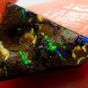 4.70cts 天然 ボルダーオパール 原石 未研磨 鉱物標本の画像1