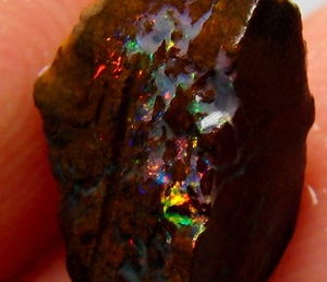 5.60cts 天然 ボルダーオパール 原石 未研磨 鉱物標本