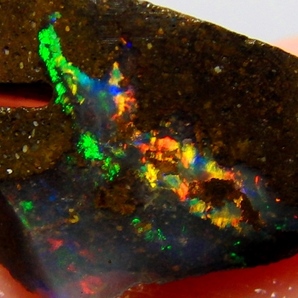 3.40cts 天然 ボルダーオパール 原石 未研磨 鉱物標本の画像3