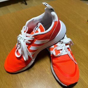 美品　adidasスニーカー25㎝