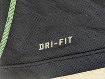 12．NIKE PRO COMBAT ナイキプロコンバット DRI-FIT 速乾 メッシュ 半袖インナーシャツ アンダーウェア メンズM 黒緑x405_画像4