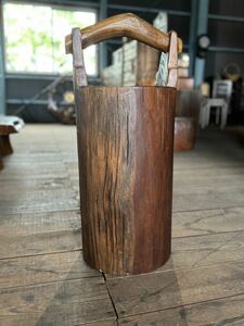 [R61]傘立て (木製 インテリア アンティーク レトロ 手桶型 工芸品 欅 天然木 くりぬき 花器 )