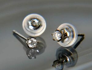 送料無料【鑑別付】プラチナ天然ダイヤモンド0.06ct６本爪ピアス！4月誕生石