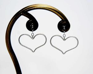 [Бесплатная доставка] Серьги WG Design с раскачивающимся открытым сердцем и узором в виде веревки