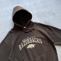 GILDAN ギルダン カレッジロゴ RAZORBACKS プルオーバー ブラウン L_画像1