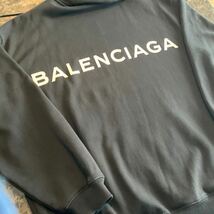 BALENCIAGA バレンシアガメンズバックロゴパーカー　プルオーバー トップス メンズ 黒_画像1