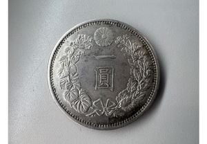 １円スタート　未鑑定　１円銀貨　明治八年　重さ26.71g　比重10.15