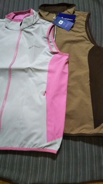 ベスト 2着 ファイテン 新品 チタン入り 軽く薄手 冷え防止などにどうぞ