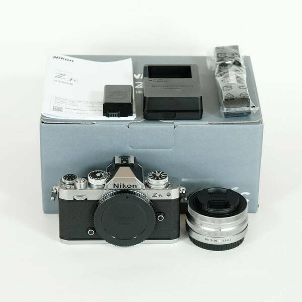 [極美品｜シャッター数664回] Nikon Z fc 16-50 VR レンズキット シルバー / ミラーレス一眼 / ニコンZマウント / APS-C
