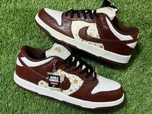 黒タグ付き！Supreme × Nike SB Dunk Low OG QS Gold Stars White/Barkroot Brownナイキ スニーカー _画像1