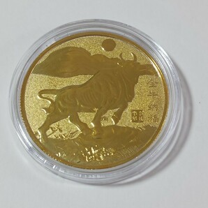 外国古銭 中国 牛の年 金牛納福 辛丑 十二支記念 大型 金色 カプセル付き 直径 約40mm 重量:約14.5g 厚さ:約1.5mmの画像1