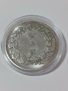 （参考品）日本古銭 貿易銀 貨幣 明治八年 アンティークコレクション コイン 直径:約38mm 重量:約27.0g