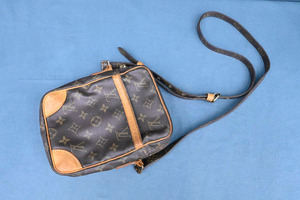 QP185 ルイヴィトン Louis Vuitton モノグラム ポーチ ポシェット ショルダーバッグ