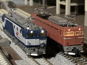 kato製EF64電気機関車(JR貨物新更色)、tomix製EF81電気機関車(ローズ色)計2両