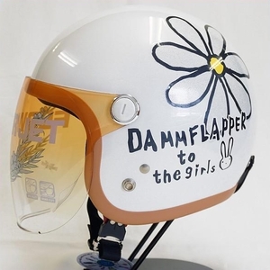 Жемчужный шлем с жемчужным белым цветочным шлемом.