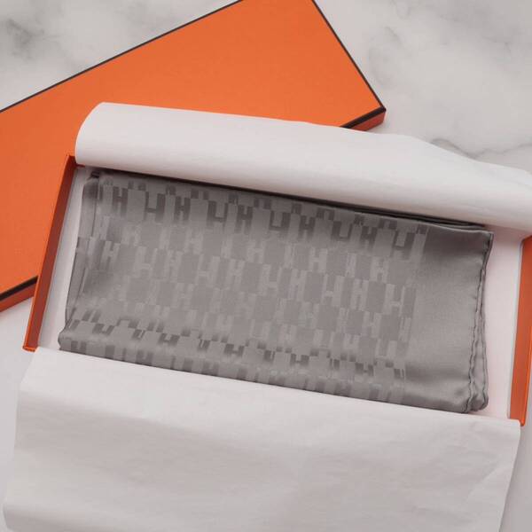 美品 エルメス HERMES ハンカチーフ ハンカチ 箱 シルク100% ポケットチーフ