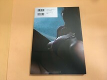 T【ワ4-43】【送料無料】水崎綾女 写真集 sensually/三宮 幹史【撮影】 光文社/9784334903114/※スレ傷 角潰れあり_画像2