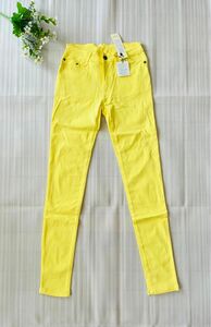 タグ付き新品　数量限定　今年流行のイエロー、黄色　パンツ　ジーンズ　Mサイズ