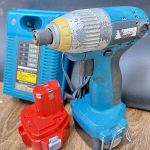 動作品■makita マキタ 充電式インパクトドライバ 12V バッテリー2個付き バッテリー工具 ネジ締め 穴あけ 6919D 中古■兵庫県姫路市発 N2