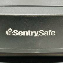 甲YZ4417　クリーニング済　セントリーセーフ　Sentry Safe　鍵付き　ポータブル　防火防水金庫　耐火金庫　小型金庫　持ち運び式金庫_画像4