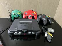 ★111 任天堂 ニンテンドウ64 Nintendo64 NUS-001 ゲーム機 本体 ブラック / ホリパッドミニ64 グリーン N64 赤 黒 コントローラー_画像1