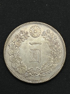 S4463■ 明治28年 新1円銀貨 量目 約26.9g 38.1mm 古銭 シルバー コイン 近代 旧 貨幣 硬貨 竜 小型 一円銀貨 一圓 ■