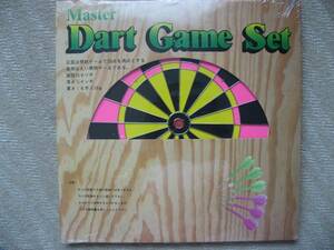 【即決・新品・中古品】ダーツ・ゲーム・セット　Master Dart Game Set 　２セット　直径：15インチ、厚さ：1/2インチ　重さ：６本入り10ｇ