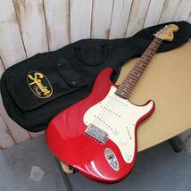 ○24051310　Squier by Fender　フェンダー　STRAT　スクワイヤ　ストラトキャスター　レッド　赤　エレキギター　専用ソフトケース付属_画像1